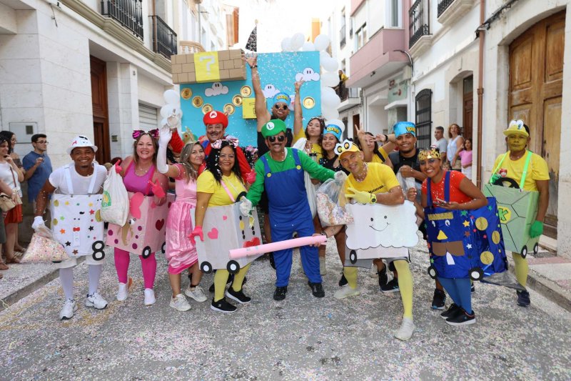 Les carrosses de Gata omplin el recorregut d’enginy, confeti,… i crítiques per l’entrada de bous “sorpresa” Les carrosses de Gata omplin el recorregut d’enginy, confeti,… i crítiques per l’entrada de bous “sorpresa”